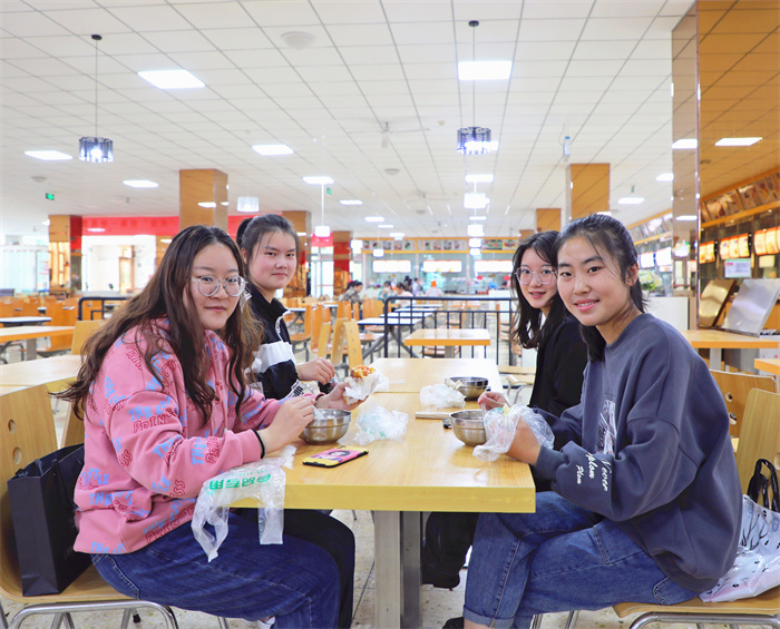 欧博abg登录入口学生在二号服务中心就餐1.jpg